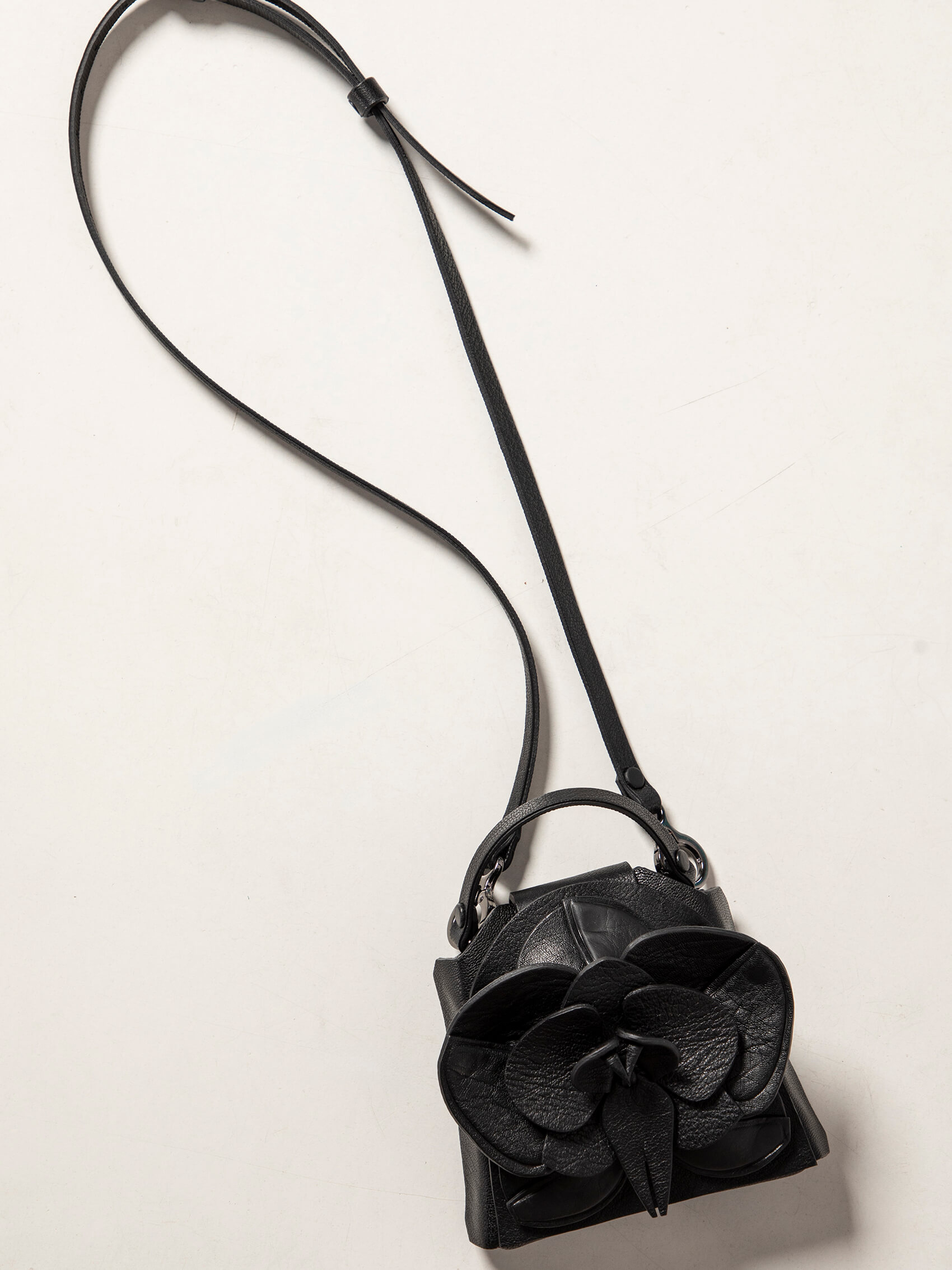 knapp-dance-of-the-orchid-ss2024-necklace-black